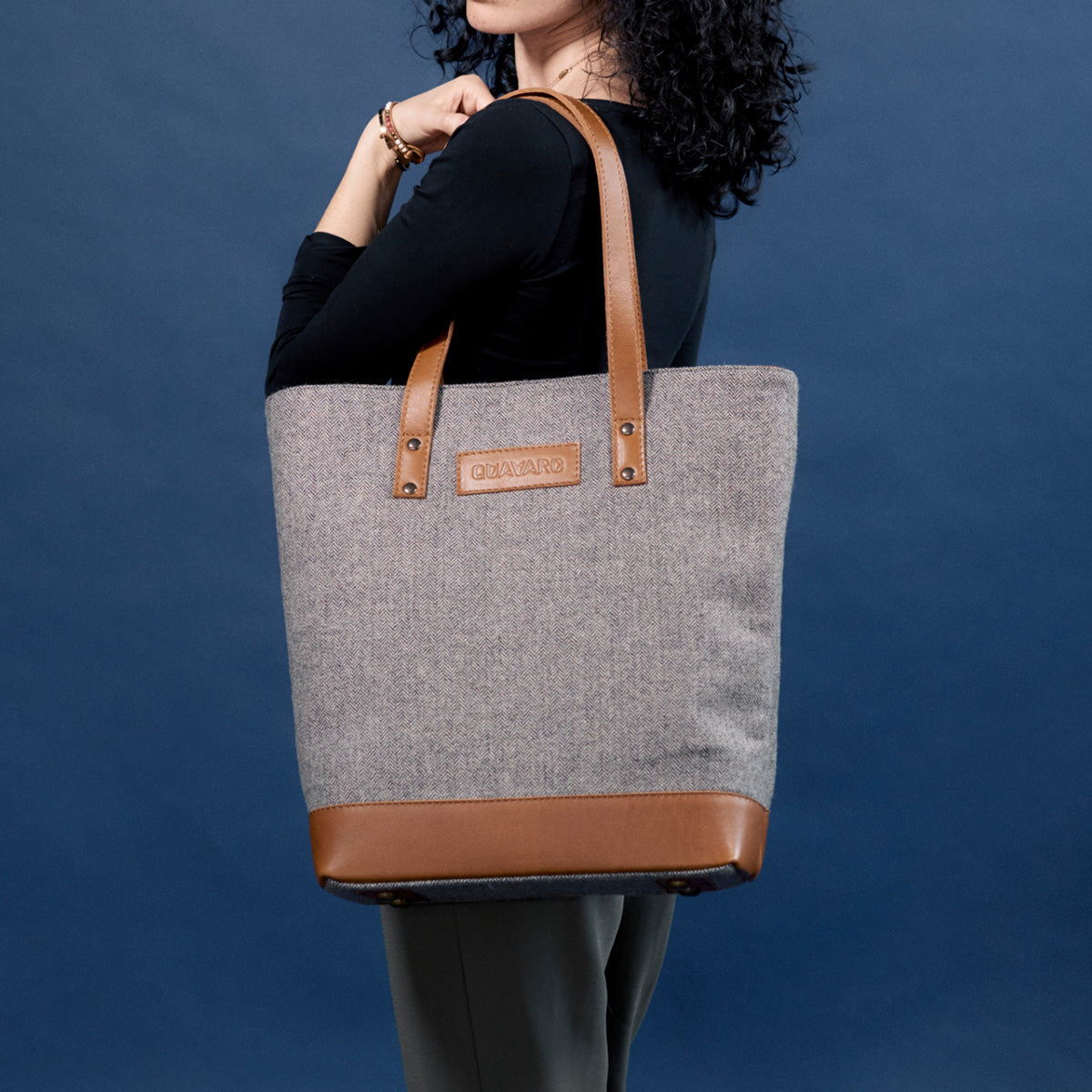 Voyager 2 Tote Bag Black - Quavaro