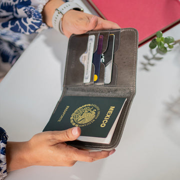 passport-wallet-quavaro.com