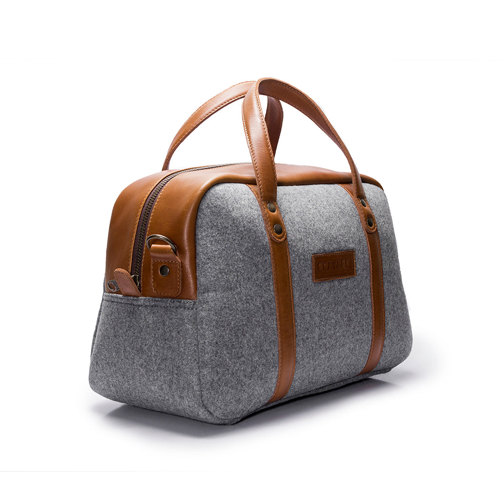 Leather duffel bag with elegant design and spacious interior